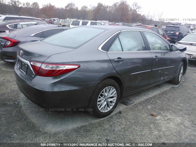 4T1BF1FK7HU635383 - 2017 TOYOTA CAMRY LE/XLE/SE/XSE GRAY photo 4