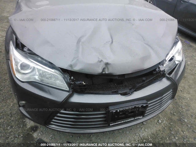 4T1BF1FK7HU635383 - 2017 TOYOTA CAMRY LE/XLE/SE/XSE GRAY photo 6