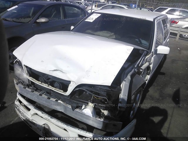 YV1LW5589W2458201 - 1998 VOLVO V70 WHITE photo 2