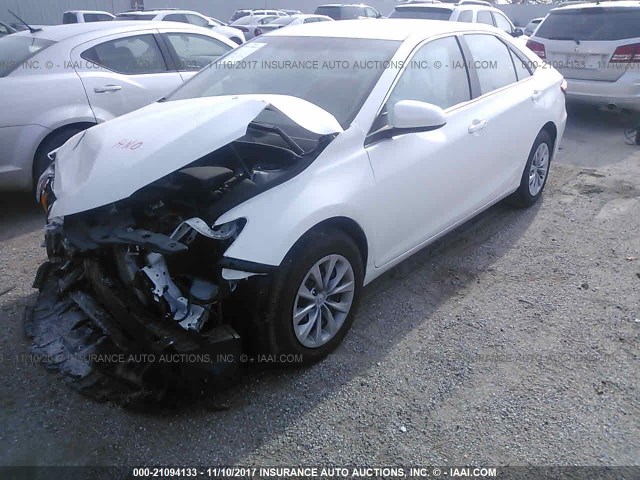 4T1BF1FK8HU292759 - 2017 TOYOTA CAMRY LE/XLE/SE/XSE WHITE photo 2