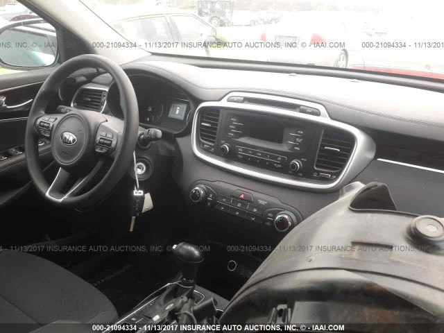 5XYPG4A3XHG238096 - 2017 KIA SORENTO LX/L SILVER photo 5