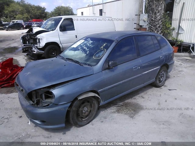 KNADC163726046518 - 2002 KIA RIO CINCO GRAY photo 2