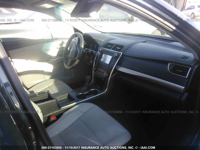 4T1BF1FK6GU179892 - 2016 TOYOTA CAMRY LE/XLE/SE/XSE Schwarz Foto 5