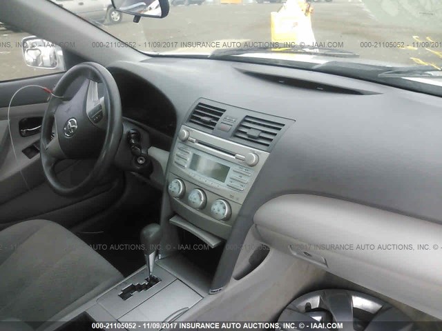 4T4BE46K48R024642 - 2008 TOYOTA CAMRY CE/LE/XLE/SE SILVER photo 5