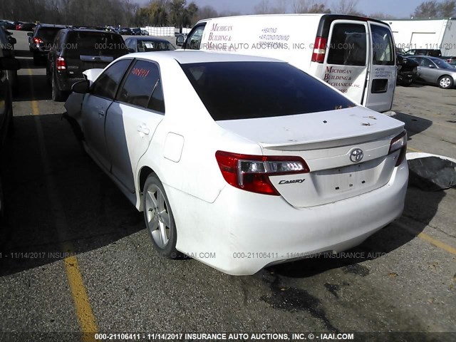 4T1BF1FK0CU178781 - 2012 TOYOTA CAMRY SE/LE/XLE WHITE photo 3
