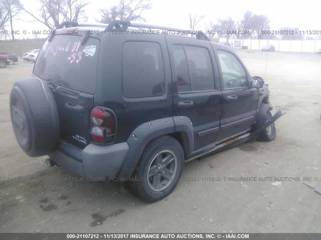 1J4GL38K55W565582 - 2005 JEEP LIBERTY RENEGADE BLACK photo 4