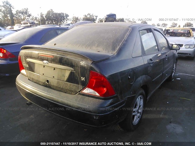 1FAFP3437YW165893 - 2000 FORD FOCUS SE/SE SPORT BLACK photo 4