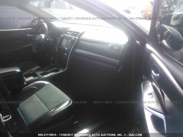 4T1BF1FK0GU116738 - 2016 TOYOTA CAMRY LE/XLE/SE/XSE Schwarz Foto 5