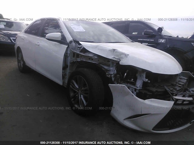 4T1BF1FK1FU052806 - 2015 TOYOTA CAMRY LE/XLE/SE/XSE WHITE photo 1