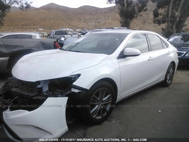4T1BF1FK1FU052806 - 2015 TOYOTA CAMRY LE/XLE/SE/XSE WHITE photo 2