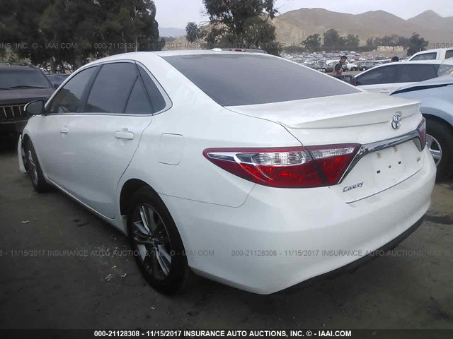 4T1BF1FK1FU052806 - 2015 TOYOTA CAMRY LE/XLE/SE/XSE WHITE photo 3