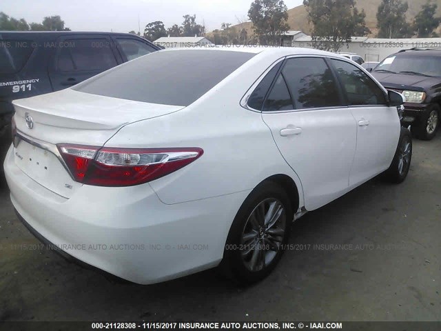 4T1BF1FK1FU052806 - 2015 TOYOTA CAMRY LE/XLE/SE/XSE WHITE photo 4
