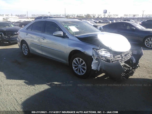 4T1BF1FK6HU329775 - 2017 TOYOTA CAMRY LE/XLE/SE/XSE ნაცრისფერი ფოტო 1