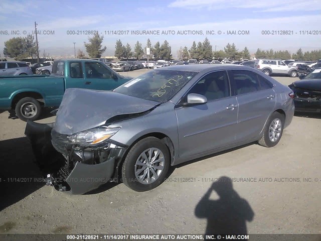 4T1BF1FK6HU329775 - 2017 TOYOTA CAMRY LE/XLE/SE/XSE ნაცრისფერი ფოტო 2