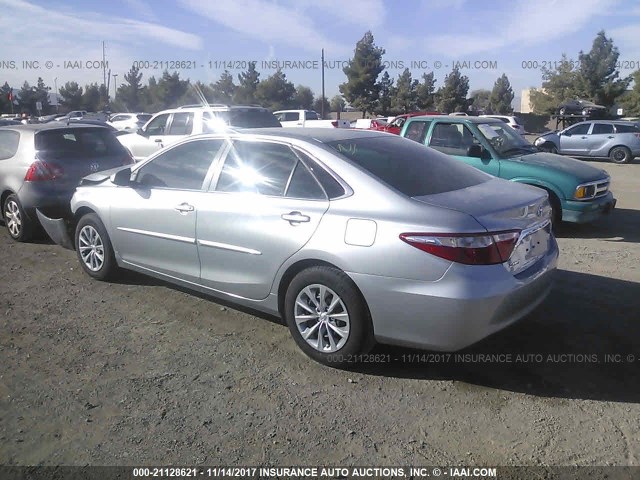 4T1BF1FK6HU329775 - 2017 TOYOTA CAMRY LE/XLE/SE/XSE ნაცრისფერი ფოტო 3