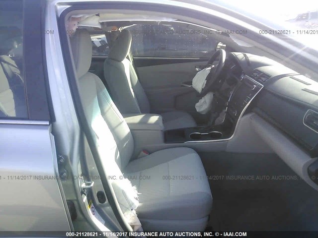 4T1BF1FK6HU329775 - 2017 TOYOTA CAMRY LE/XLE/SE/XSE ნაცრისფერი ფოტო 5