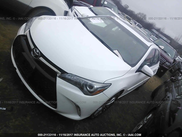 4T1BF1FK2GU123318 - 2016 TOYOTA CAMRY LE/XLE/SE/XSE WHITE photo 2