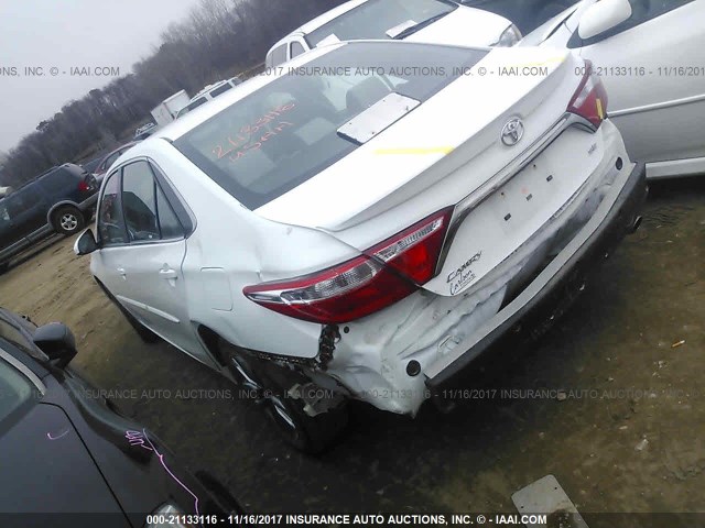 4T1BF1FK2GU123318 - 2016 TOYOTA CAMRY LE/XLE/SE/XSE WHITE photo 3