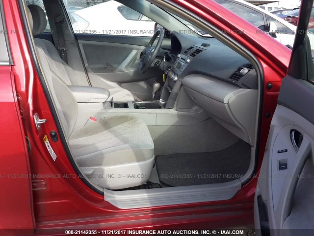 4T1BF3EKXBU717256 - 2011 TOYOTA CAMRY SE/LE/XLE RED photo 5