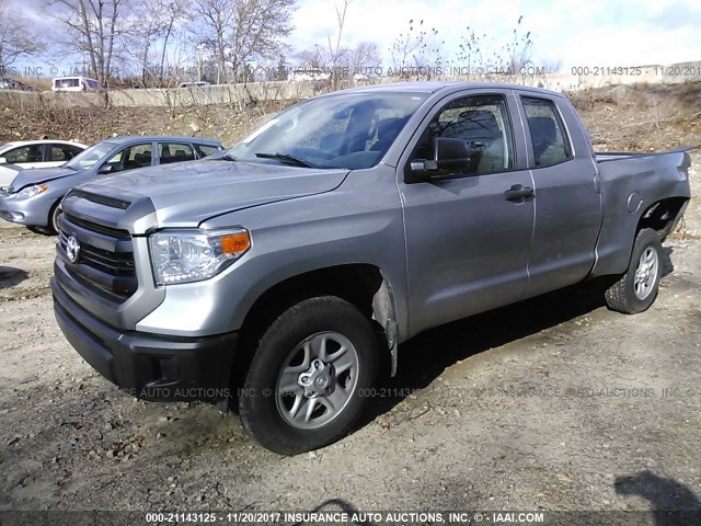 5TFUM5F12EX055793 - 2014 TOYOTA TUNDRA DOUBLE CAB SR/SR5 SILVER photo 2