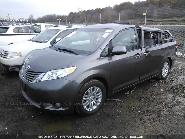 5TDYK3DC2CS224410 - 2012 TOYOTA SIENNA XLE/LIMITED GRAY photo 2