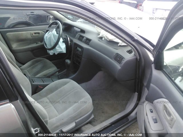 4T1BG22K4WU316318 - 1998 TOYOTA CAMRY CE/LE/XLE 灰色 照片 5