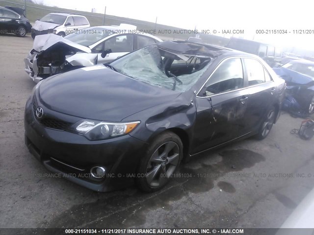 4T1BK1FK0CU015205 - 2012 TOYOTA CAMRY SE/XLE GRAY photo 2