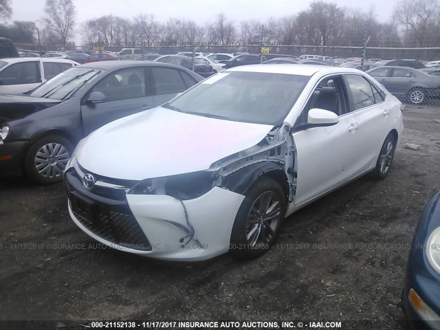 4T1BF1FK7HU354054 - 2017 TOYOTA CAMRY LE/XLE/SE/XSE WHITE photo 2