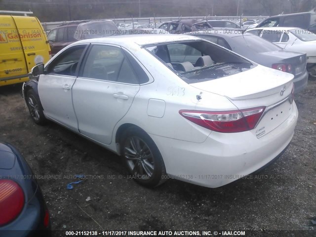 4T1BF1FK7HU354054 - 2017 TOYOTA CAMRY LE/XLE/SE/XSE WHITE photo 3