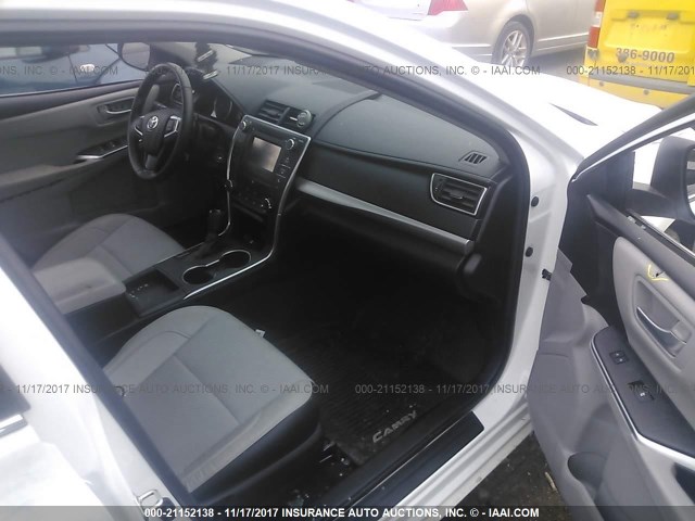 4T1BF1FK7HU354054 - 2017 TOYOTA CAMRY LE/XLE/SE/XSE WHITE photo 5
