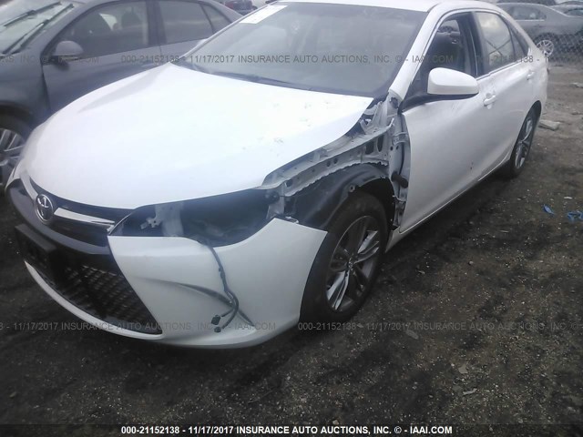 4T1BF1FK7HU354054 - 2017 TOYOTA CAMRY LE/XLE/SE/XSE WHITE photo 6