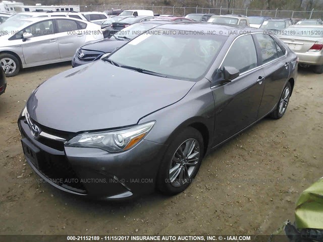 4T1BF1FK3GU516678 - 2016 TOYOTA CAMRY LE/XLE/SE/XSE ნაცრისფერი ფოტო 2