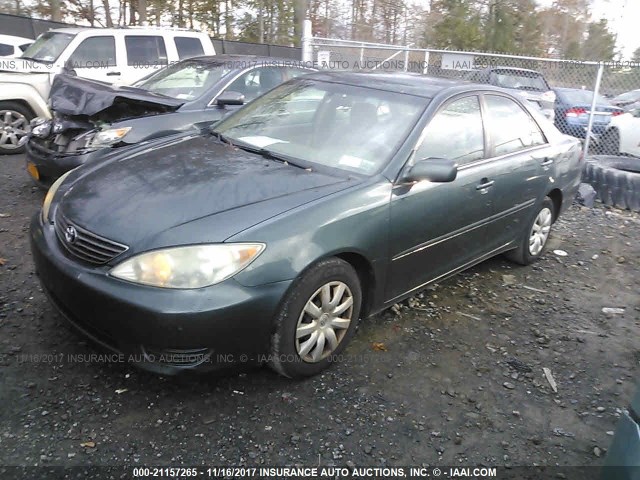 4T1BE32K95U387573 - 2005 TOYOTA CAMRY LE/XLE/SE GREEN photo 2