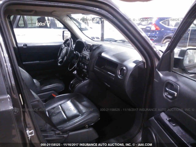 1C4NJRFB0FD114744 - 2015 JEEP PATRIOT LATITUDE GRAY photo 5