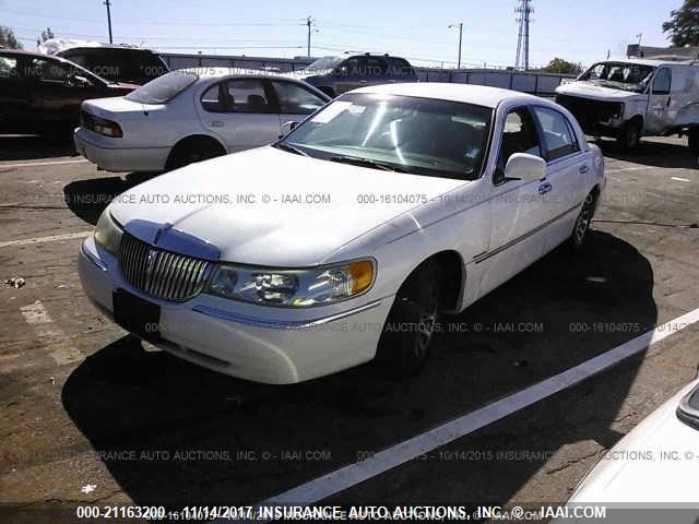 1LNHM82W1YY838439 - 2000 LINCOLN TOWN CAR SIGNATURE WHITE photo 2