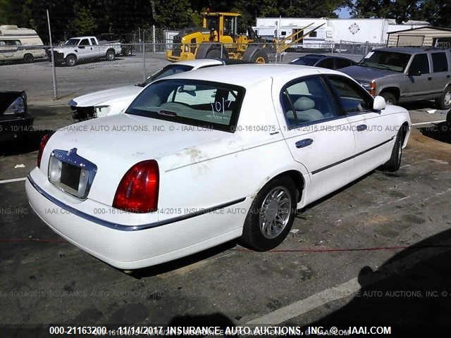 1LNHM82W1YY838439 - 2000 LINCOLN TOWN CAR SIGNATURE WHITE photo 4