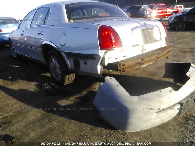 1LNHM82W32Y633762 - 2002 LINCOLN TOWN CAR SIGNATURE SILVER photo 3