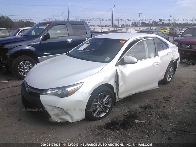 4T1BF1FKXFU040234 - 2015 TOYOTA CAMRY LE/XLE/SE/XSE WHITE photo 2