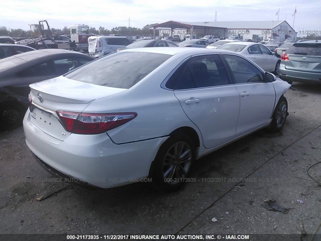 4T1BF1FKXFU040234 - 2015 TOYOTA CAMRY LE/XLE/SE/XSE WHITE photo 4