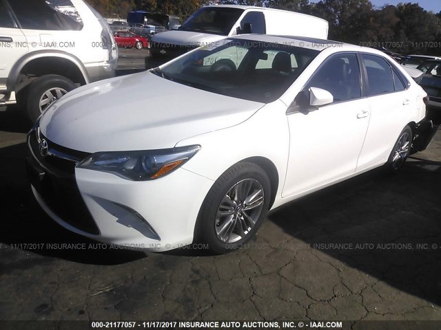 4T1BF1FK3GU213660 - 2016 TOYOTA CAMRY LE/XLE/SE/XSE Blanc photo 2