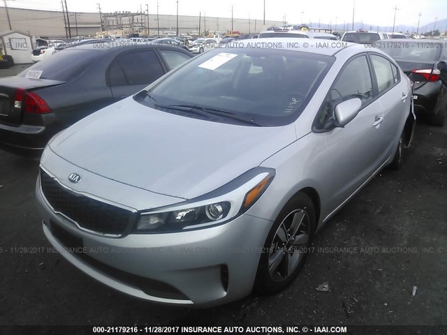 3KPFL4A71JE167299 - 2018 KIA FORTE LX/S SILVER photo 2