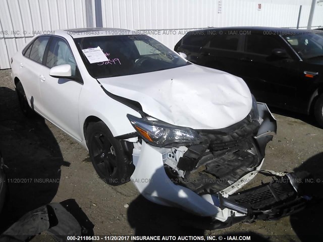 4T1BF1FK7GU255250 - 2016 TOYOTA CAMRY LE/XLE/SE/XSE WHITE photo 1