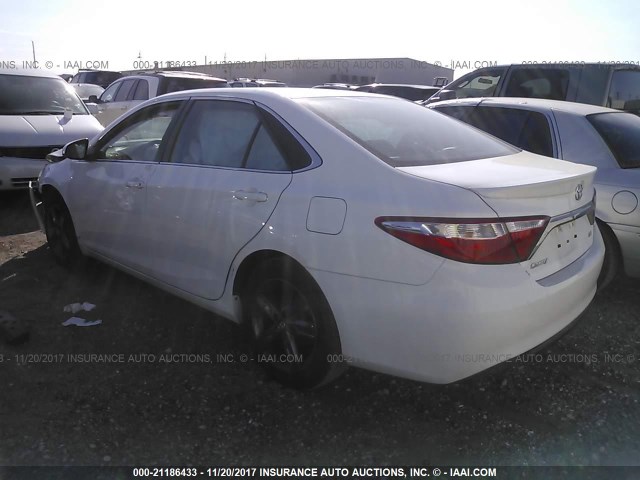 4T1BF1FK7GU255250 - 2016 TOYOTA CAMRY LE/XLE/SE/XSE WHITE photo 3