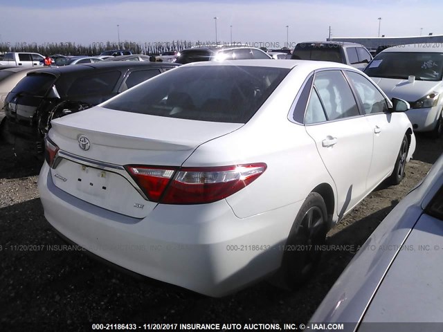 4T1BF1FK7GU255250 - 2016 TOYOTA CAMRY LE/XLE/SE/XSE Weiß Foto 4