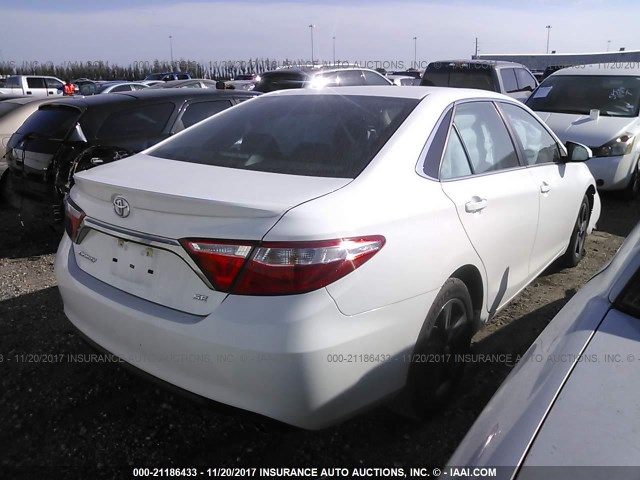 4T1BF1FK7GU255250 - 2016 TOYOTA CAMRY LE/XLE/SE/XSE WHITE photo 4