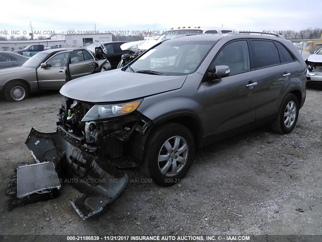 5XYKT4A21DG402360 - 2013 KIA SORENTO LX GRAY photo 2