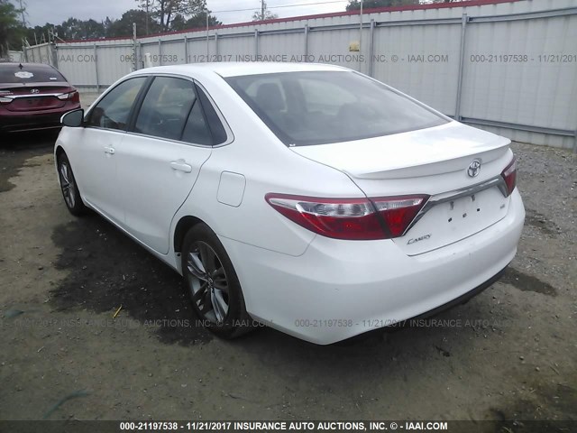 4T1BF1FK7FU058061 - 2015 TOYOTA CAMRY LE/XLE/SE/XSE WHITE photo 3