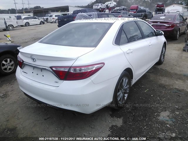 4T1BF1FK7FU058061 - 2015 TOYOTA CAMRY LE/XLE/SE/XSE WHITE photo 4