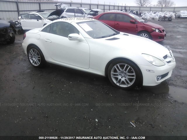 WDBWK54F49F192340 - 2009 MERCEDES-BENZ SLK 300 WHITE photo 1