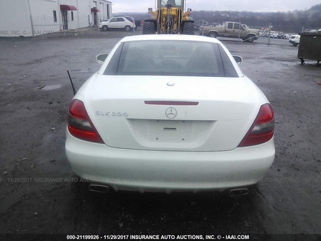 WDBWK54F49F192340 - 2009 MERCEDES-BENZ SLK 300 WHITE photo 8